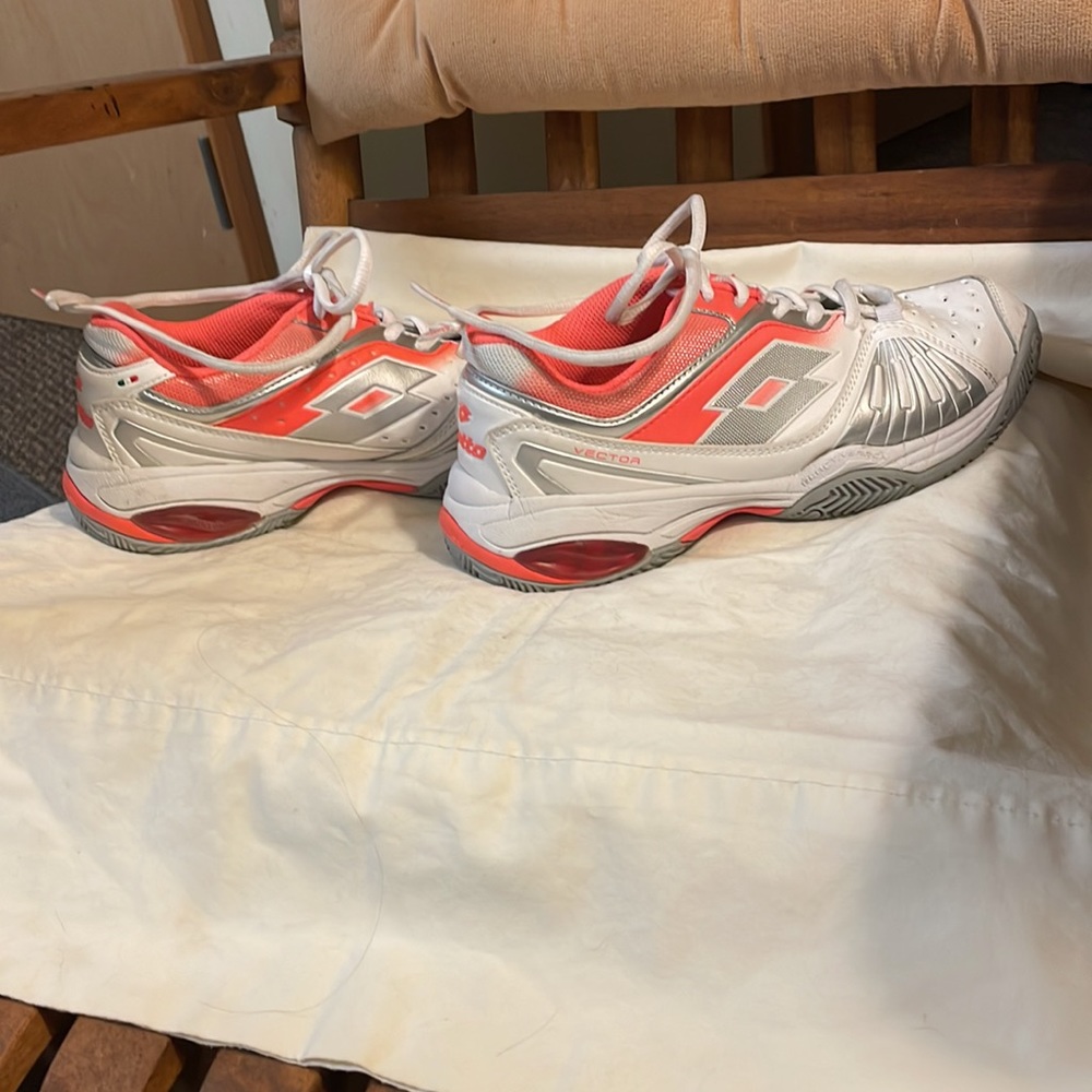 EUC LOTTO white, silver, and peach, athleisure shoes.👟 Size Women’s 7.5